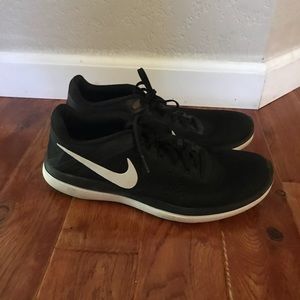 Black nike running shoes